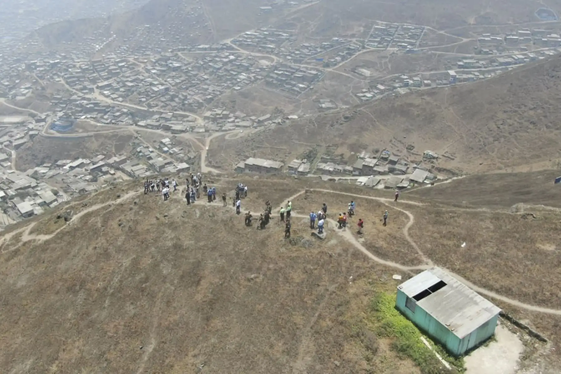 El ministro del Ambiente Rubén Ramírez y la presidenta del Congreso, María del Carmen Alva, visitaron el sector Quebrada Alta y las Lomas de Paraíso, en Villa María del Triunfo. Se impulsarán acciones multisectoriales a fin de fortalecer el apoyo para la conservación de estas áreas y protección a los guardianes del ecosistema, quienes constantemente son amenazados por invasores. Foto: ANDINA/Minam