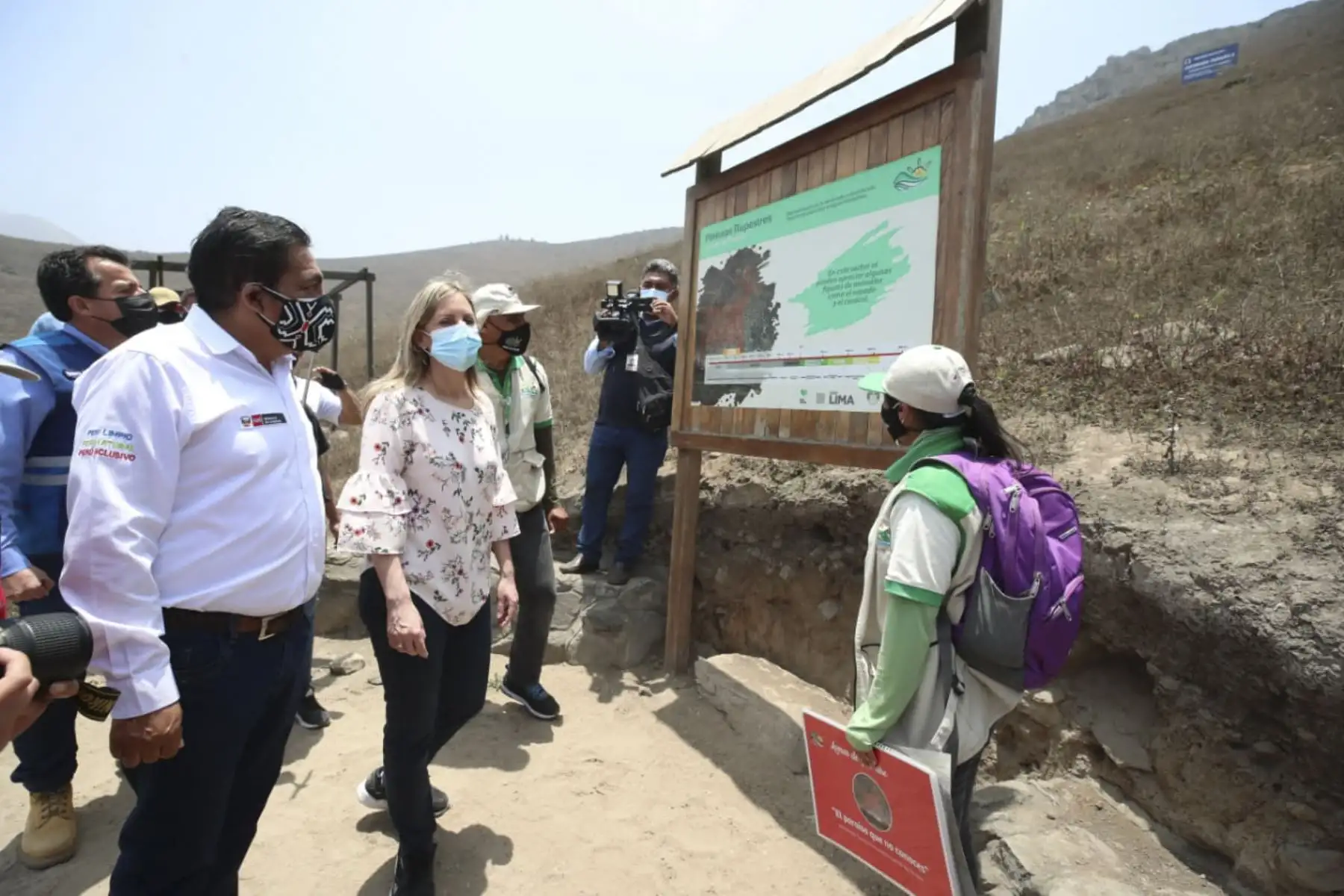 El ministro del Ambiente, Rubén Ramírez, y la presidenta del Congreso, María del Carmen Alva, visitaron el sector Quebrada Alta y las Lomas de Paraíso, en VMT. Foto: ANDINA/Minam
