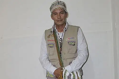 Este agente intercultural se siente orgulloso de usar su “cushma” cuando viene a Lima para realizar trámites en representación de los pueblos amazónicos. Foto: ANDINA/ Ministerio de Cultura.