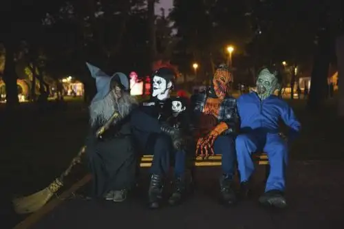 En el llamado Circuito del Terror los visitantes recorrerán un camino temático, , donde personajes los recibirán y guiarán a la primera parada: la estación zombi. ANDINA/ Municipalidad de Lima