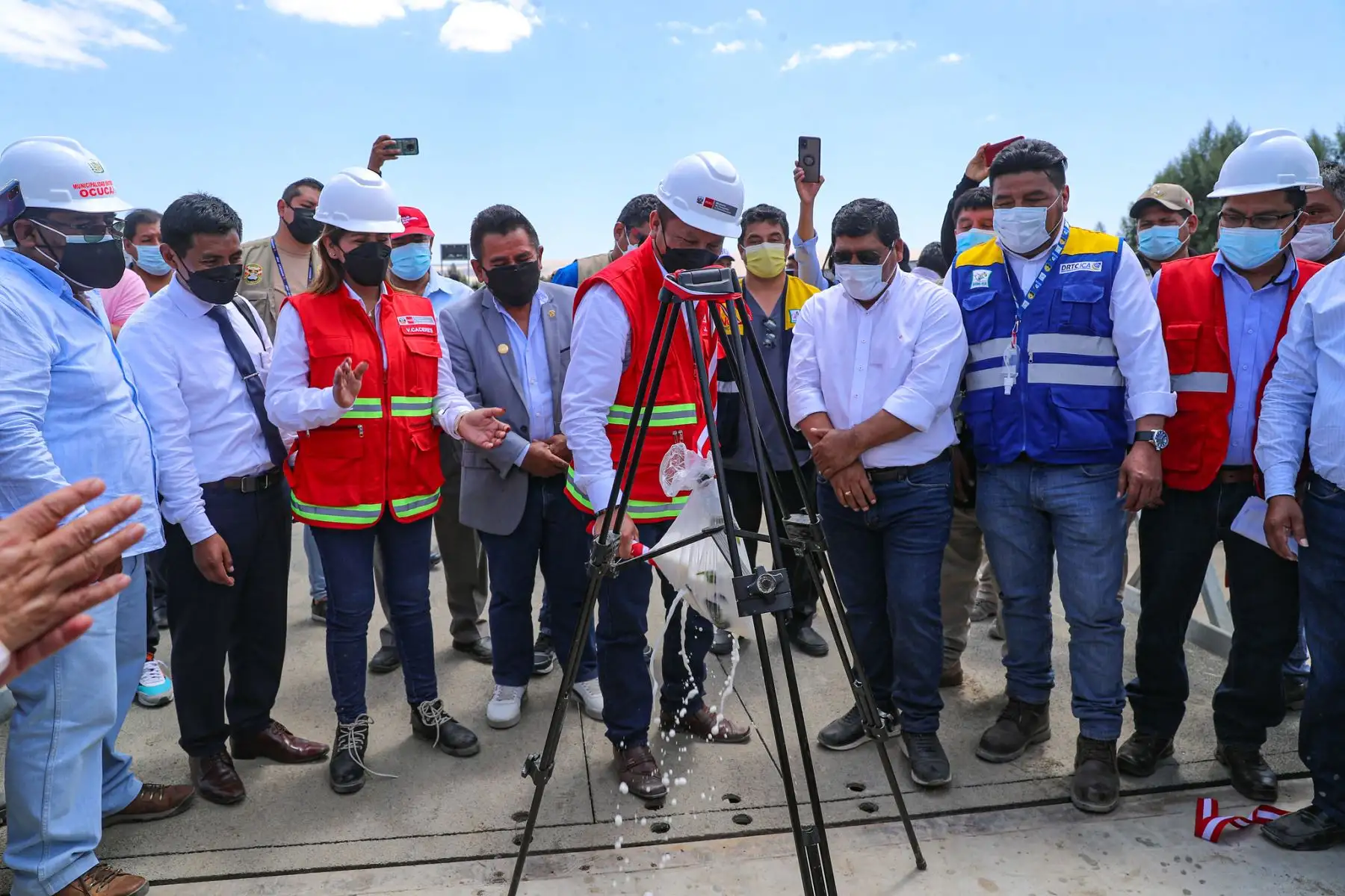 El ministro Juan Silva participó en la puesta en servicio del puente modular Pinilla, en el distrito de Ocucaje, Ica. Esta estructura de 30.48m de largo que atraviesa el río Ica fue ejecutada por Provías Descentralizado como parte del proceso de Reconstrucción con Cambios. Foto: ANDINA/MTC
