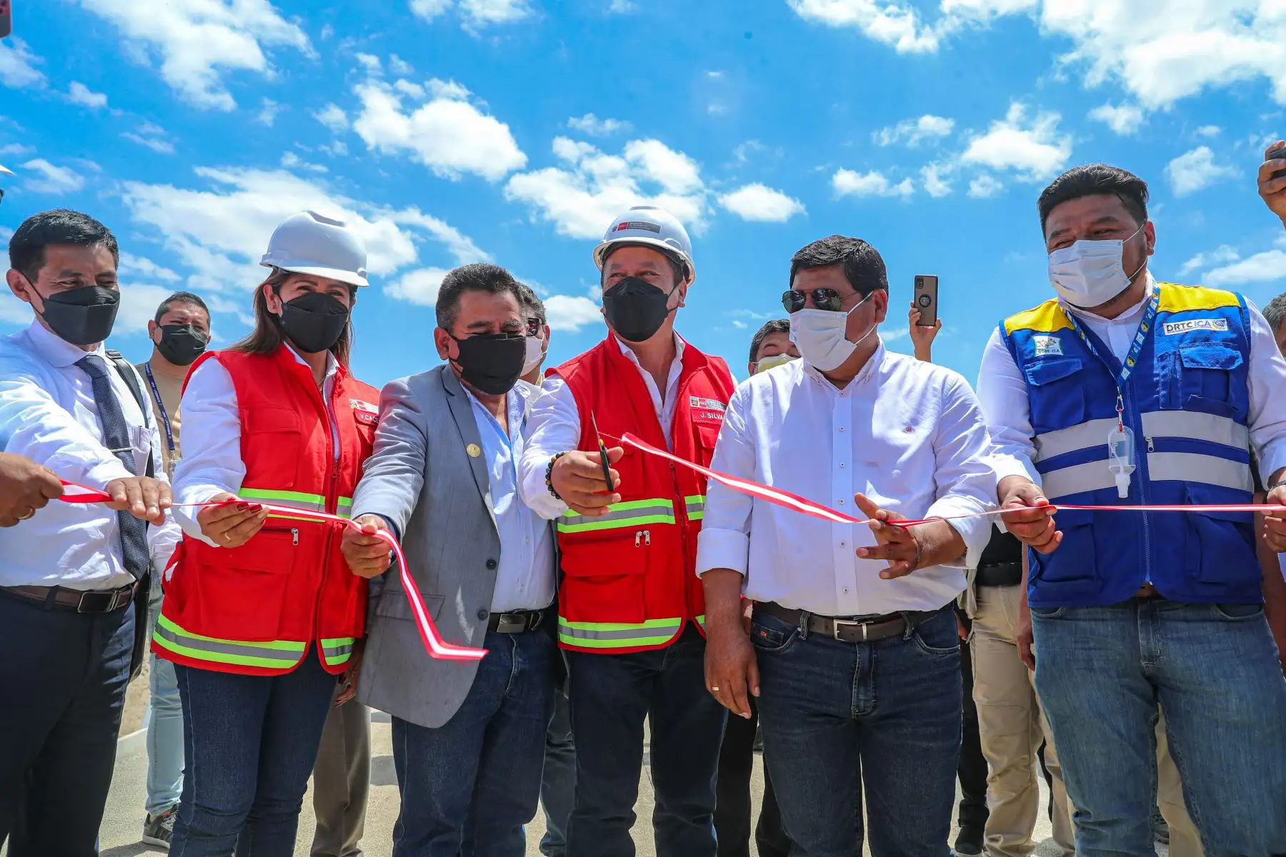 El ministro Juan Silva participó en la puesta en servicio del puente modular Pinilla, en el distrito de Ocucaje, Ica. Esta estructura de 30.48m de largo que atraviesa el río Ica fue ejecutada por Provías Descentralizado como parte del proceso de Reconstrucción con Cambios. Foto: ANDINA/MTC