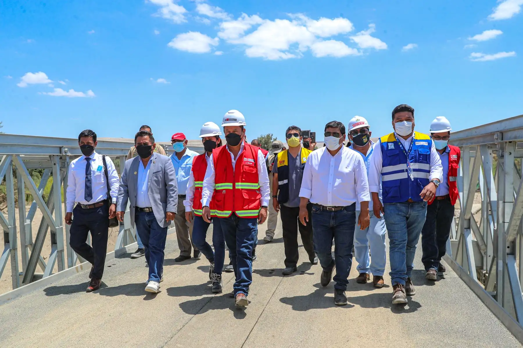 El ministro Juan Silva participó en la puesta en servicio del puente modular Pinilla, en el distrito de Ocucaje, Ica. Esta estructura de 30.48m de largo que atraviesa el río Ica fue ejecutada por Provías Descentralizado como parte del proceso de Reconstrucción con Cambios. Foto: ANDINA/MTC