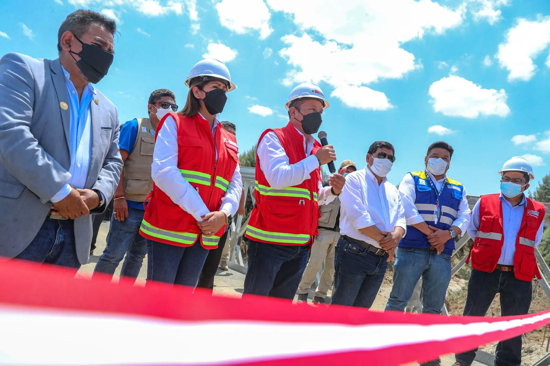 El ministro Juan Silva participó en la puesta en servicio del puente modular Pinilla, en el distrito de Ocucaje, Ica. Esta estructura de 30.48m de largo que atraviesa el río Ica fue ejecutada por Provías Descentralizado como parte del proceso de Reconstrucción con Cambios. Foto: ANDINA/MTC