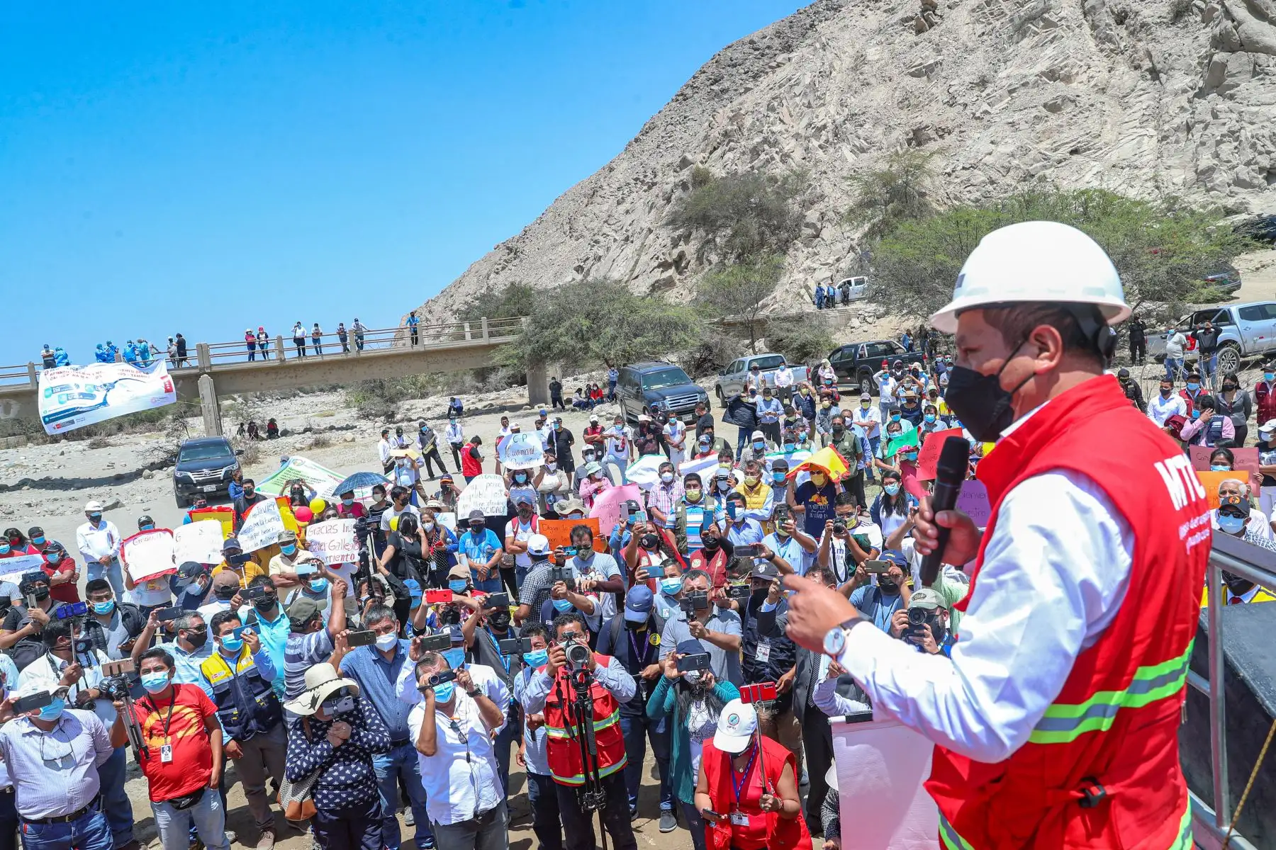 El ministro de Transportes y Comunicaciones, Juan Silva, participó en la ceremonia de colocación de la primera piedra de la carretera Ica-Los Molinos-Tambillos, que incluye al puente La Achirana, en Ica. Foto: ANDINA/MTC