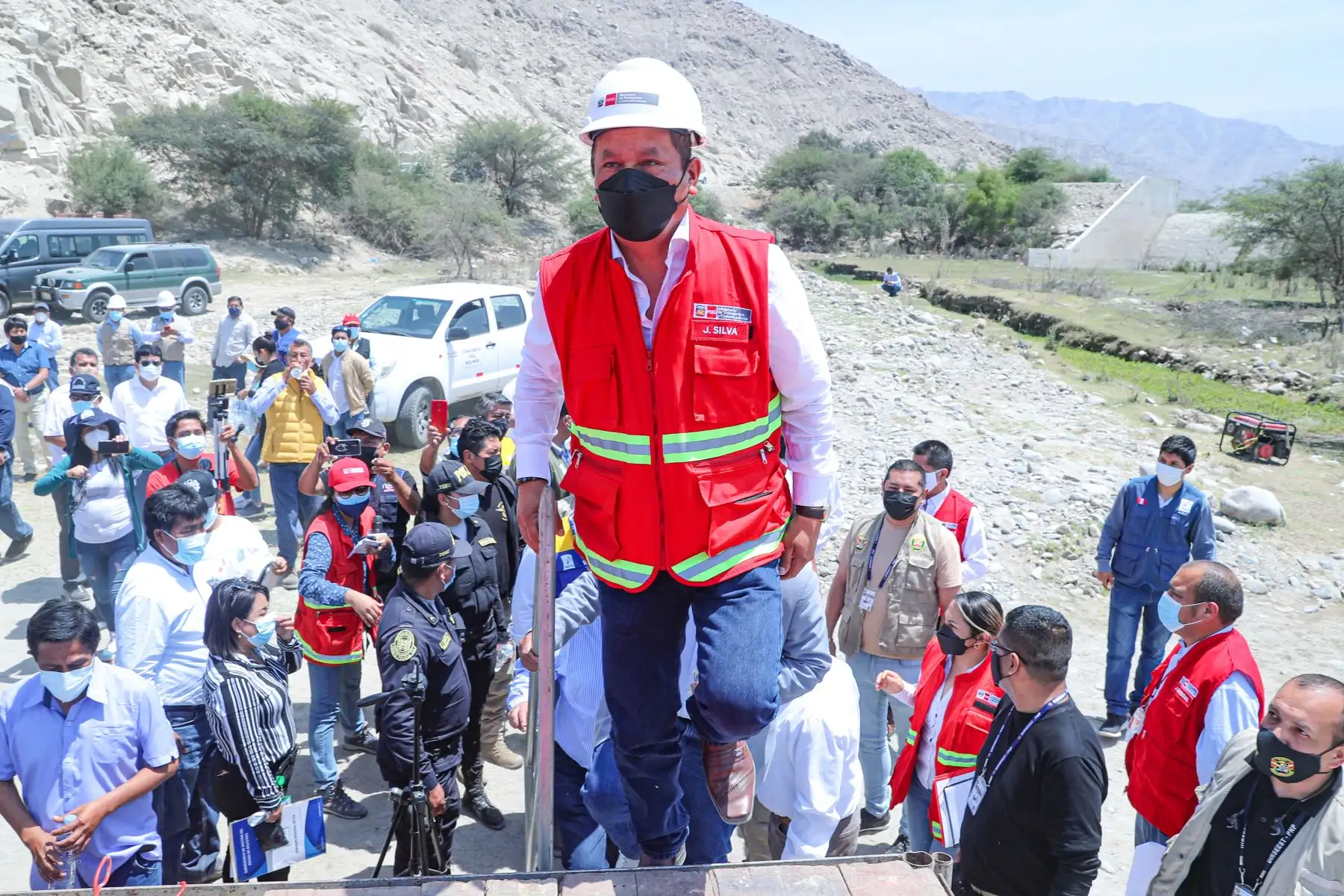 El ministro de Transportes y Comunicaciones, Juan Silva, participó en la ceremonia de colocación de la primera piedra de la carretera Ica-Los Molinos-Tambillos, que incluye al puente La Achirana, en Ica. Foto: ANDINA/MTC