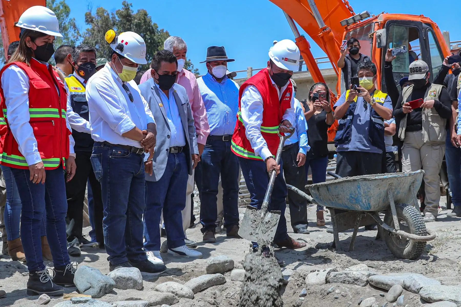 El ministro de Transportes y Comunicaciones, Juan Silva, participó en la ceremonia de colocación de la primera piedra de la carretera Ica-Los Molinos-Tambillos, que incluye al puente La Achirana, en Ica. Foto: ANDINA/MTC