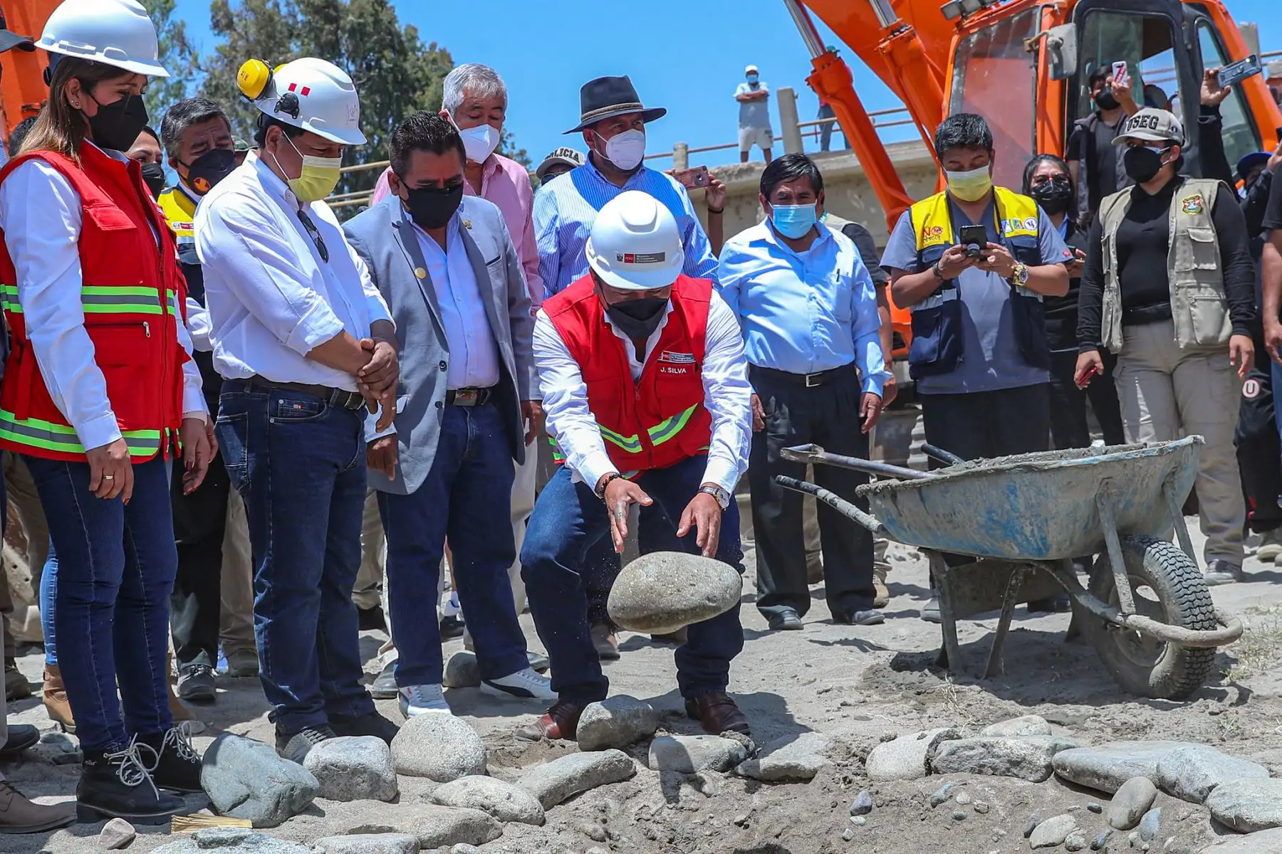 El ministro de Transportes y Comunicaciones, Juan Silva, participó en la ceremonia de colocación de la primera piedra de la carretera Ica-Los Molinos-Tambillos, que incluye al puente La Achirana, en Ica. Foto: ANDINA/MTC