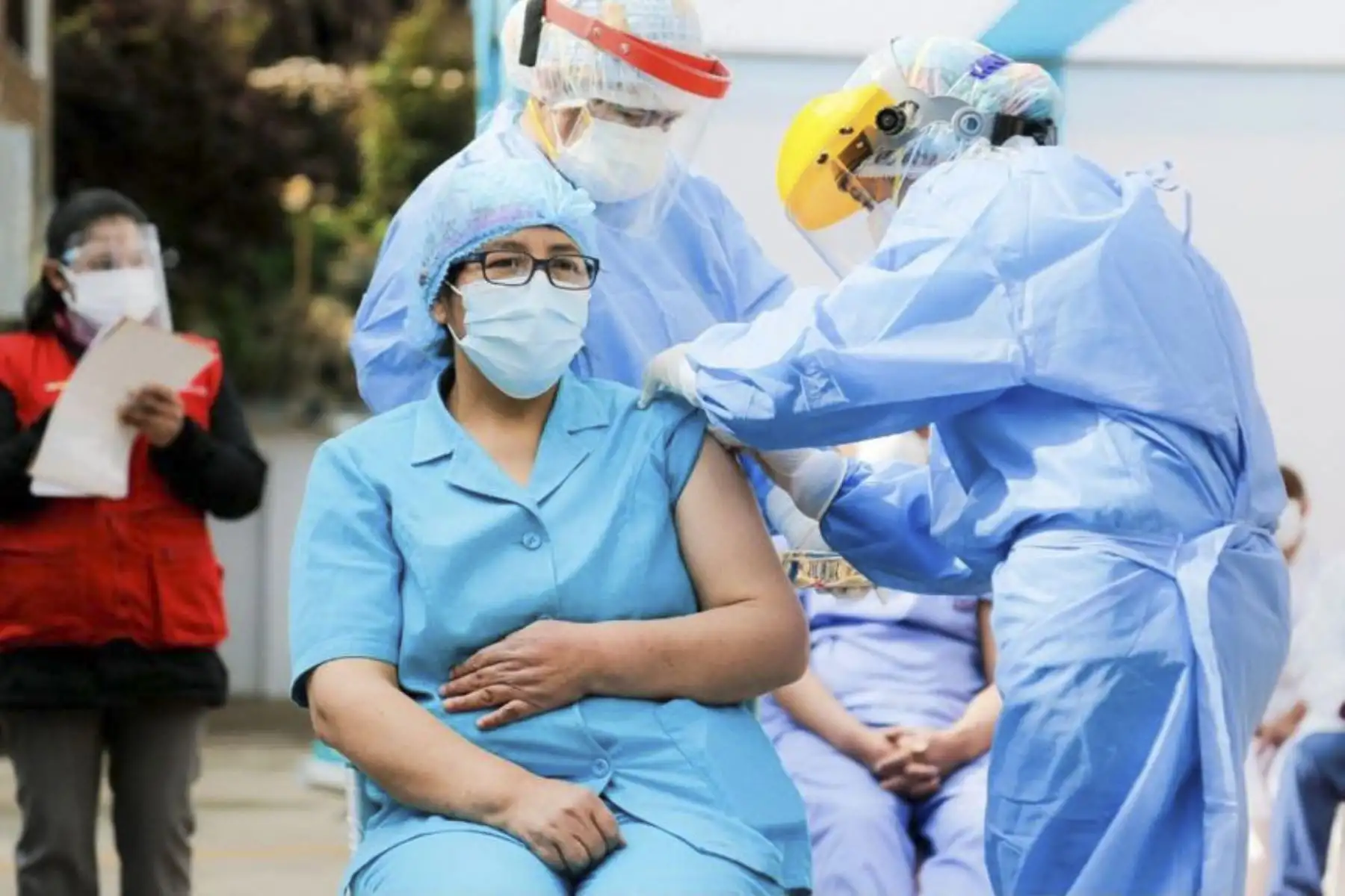 Más de 150 mil profesionales de la salud ya fueron vacunados con tercera dosis. Foto: ANDINA/Difusión