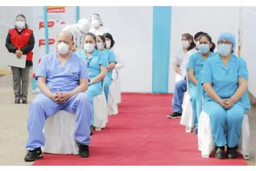 Dosis de refuerzo contra la covid-19 para colegios profesionales de salud. Foto: Andina.