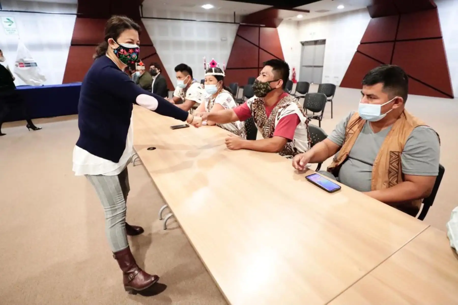 La ministra de Cultura, Gisela Ortiz, sostuvo una reunión con líderes del pueblo kakataibo. Foto: Ministerio de Cultura/Difusión