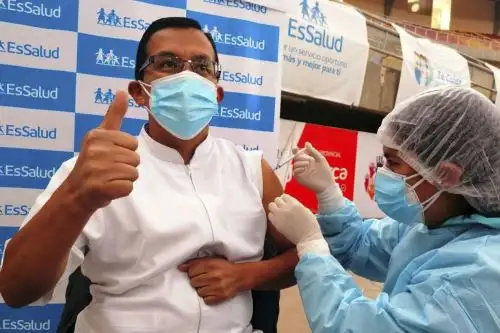 El primer grupo corresponde al personal de primera línea de los hospitales del Minsa y EsSalud de las provincias de Jaén, Hualgayoc, Chota, Cutervo, Contumazá, San Marcos y Cajamarca. Foto: ANDINA/Difusión