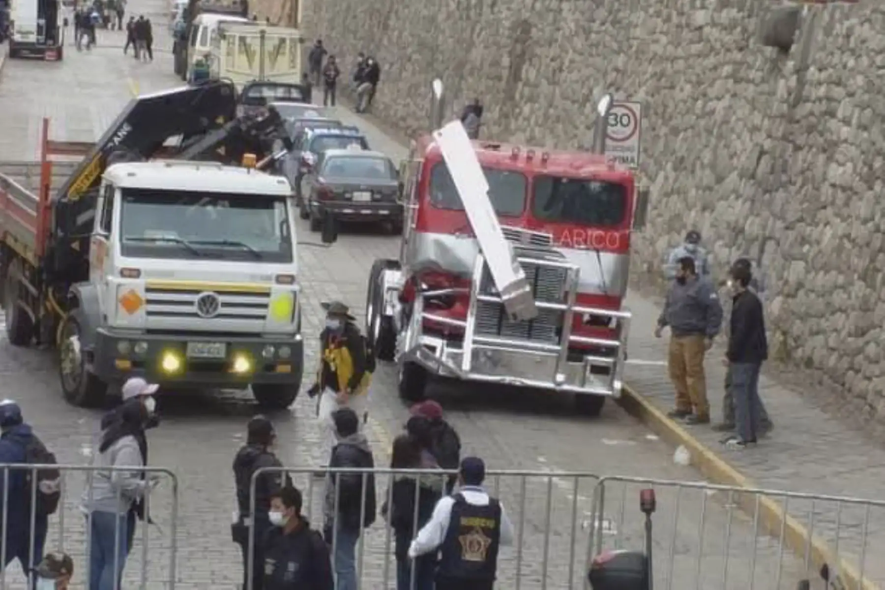 Optimus Prime protagonizó una violenta colisión con el vehículo enemigo cuyo impacto provocó la caída de un "muro inca". Foto: ANDINA/Difusión