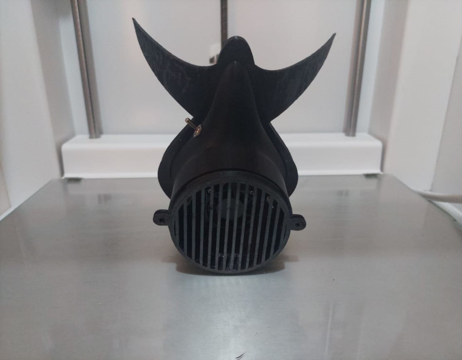 Estudiantes de Universidad Continental de Huancayo inventaron una mascarilla electrónica 3D ideal para protegerse del covid-19 y otras enfermedades. Invento será presentado en congreso científico que se realizará en Hong Kong.