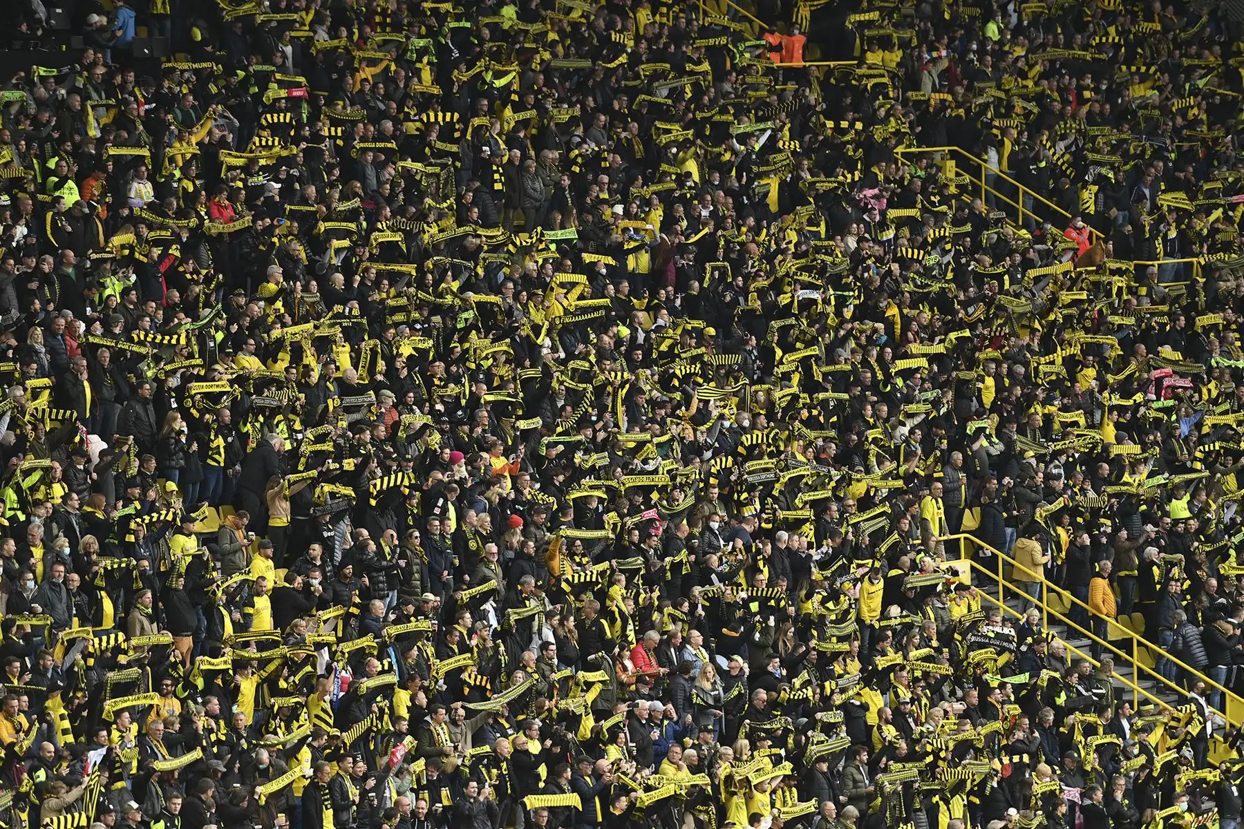 Los hinchas del Dortmund alientan a su equipo durante el partido ante el Mainz 05 por la Bundesliga. Foto: AFP