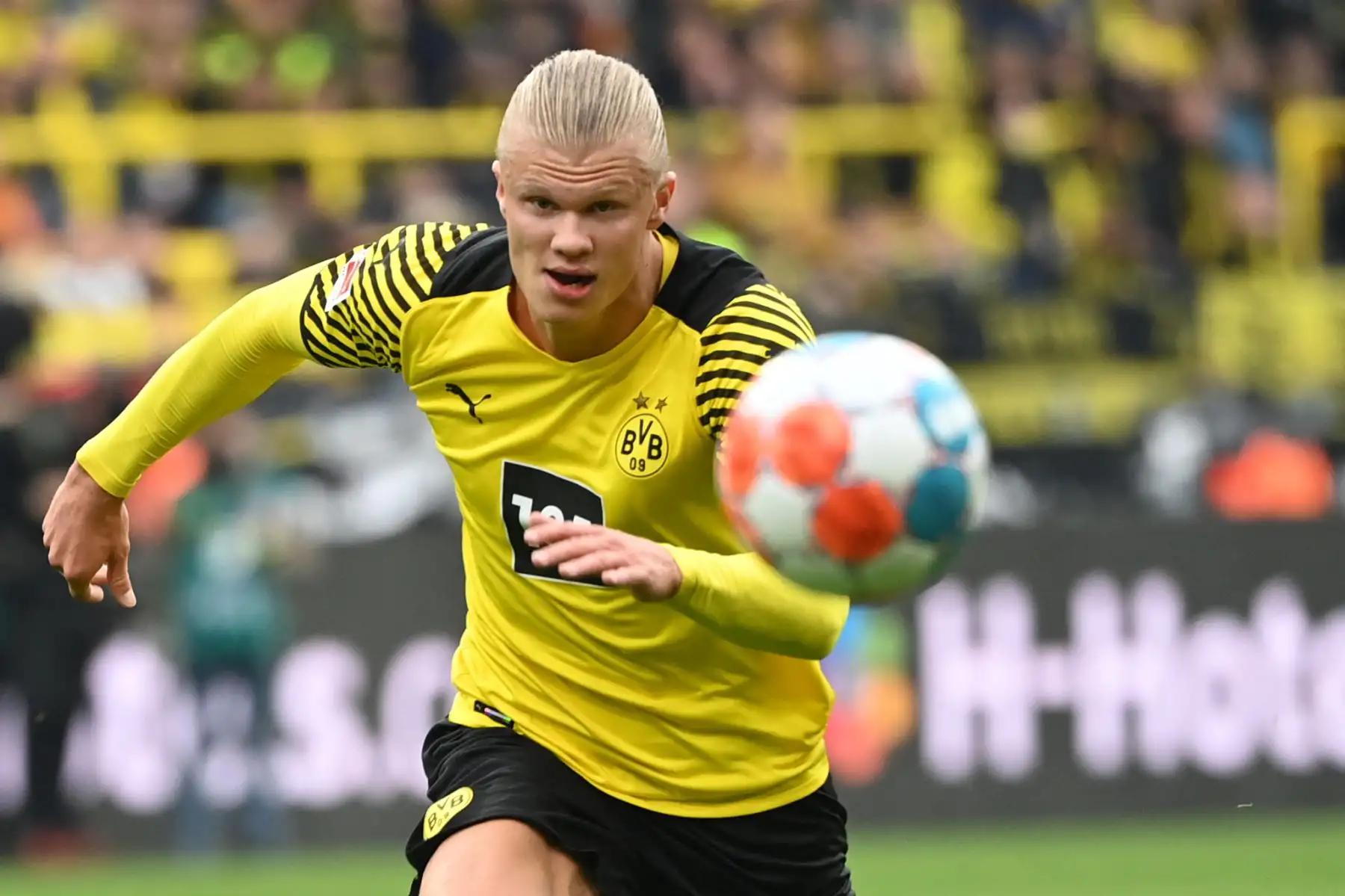 El delantero noruego de Dortmund, Erling Braut Haaland, compite por el balón durante el partido de la Bundesliga. Foto: AFP