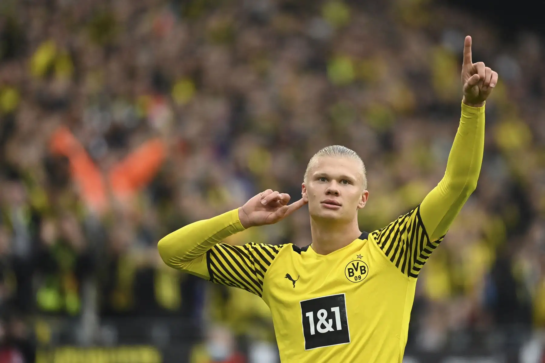 El delantero noruego del Dortmund, Erling Braut Haaland, celebra anotar el segundo gol de su equipo durante el partido ante el Mainz por la Bundesliga. Foto: AFP