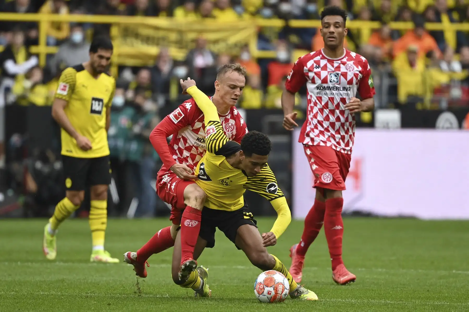 El mediocampista alemán de Mainz Niklas Tauer y el mediocampista inglés del Dortmund Jude Bellingham disputan el balón durante el partido de la Bundesliga. Foto: AFP