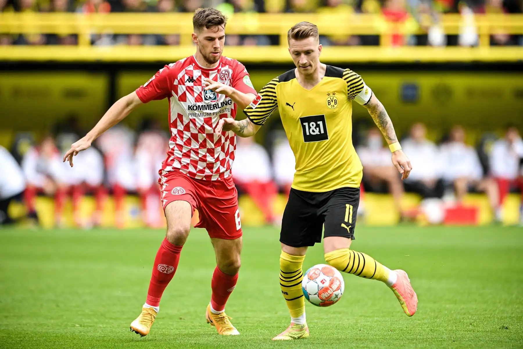 Marco Reus del Dortmund en acción contra el Mainz Anton Stach durante el partido de la Bundesliga. Foto: EFE