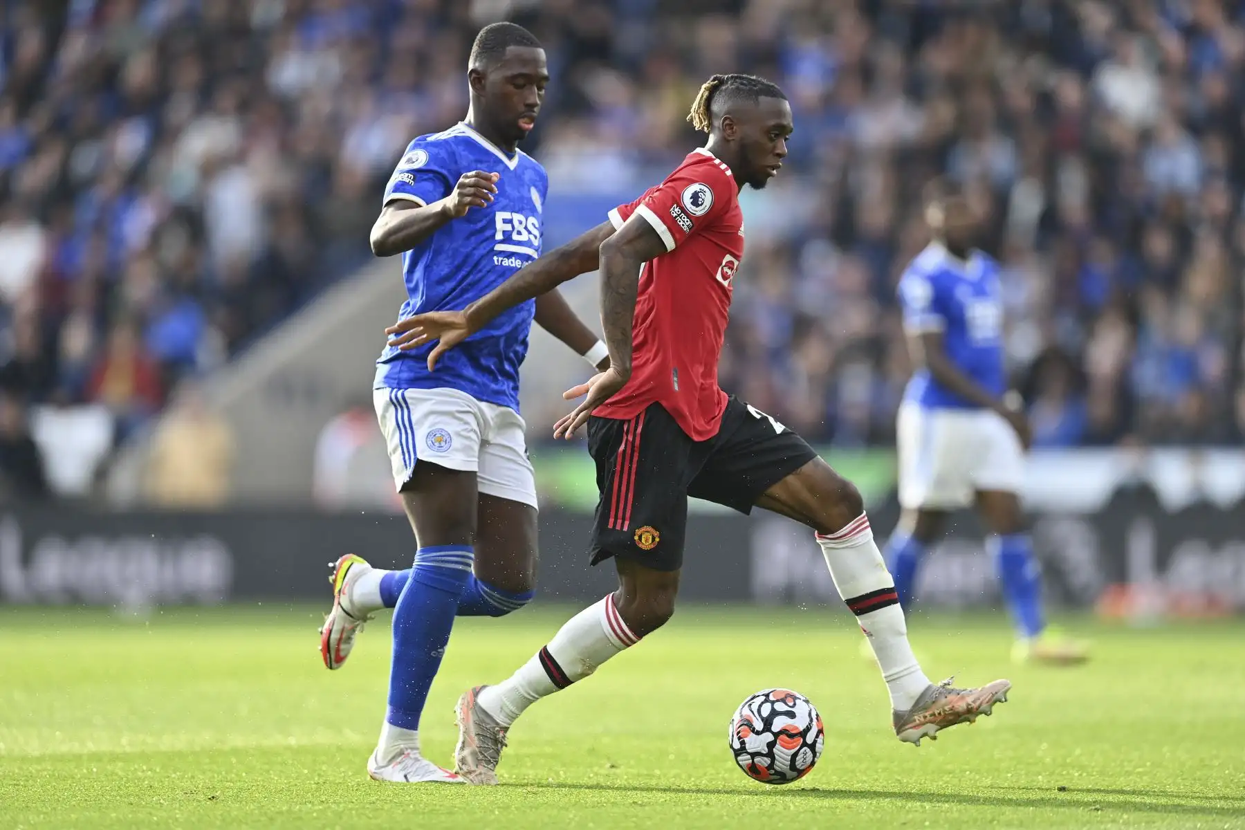 El centrocampista francés del Leicester City Boubakary Soumare presiona al defensor inglés del Manchester United Aaron Wan-Bissaka durante el partido de la Premier League. Foto: AFP