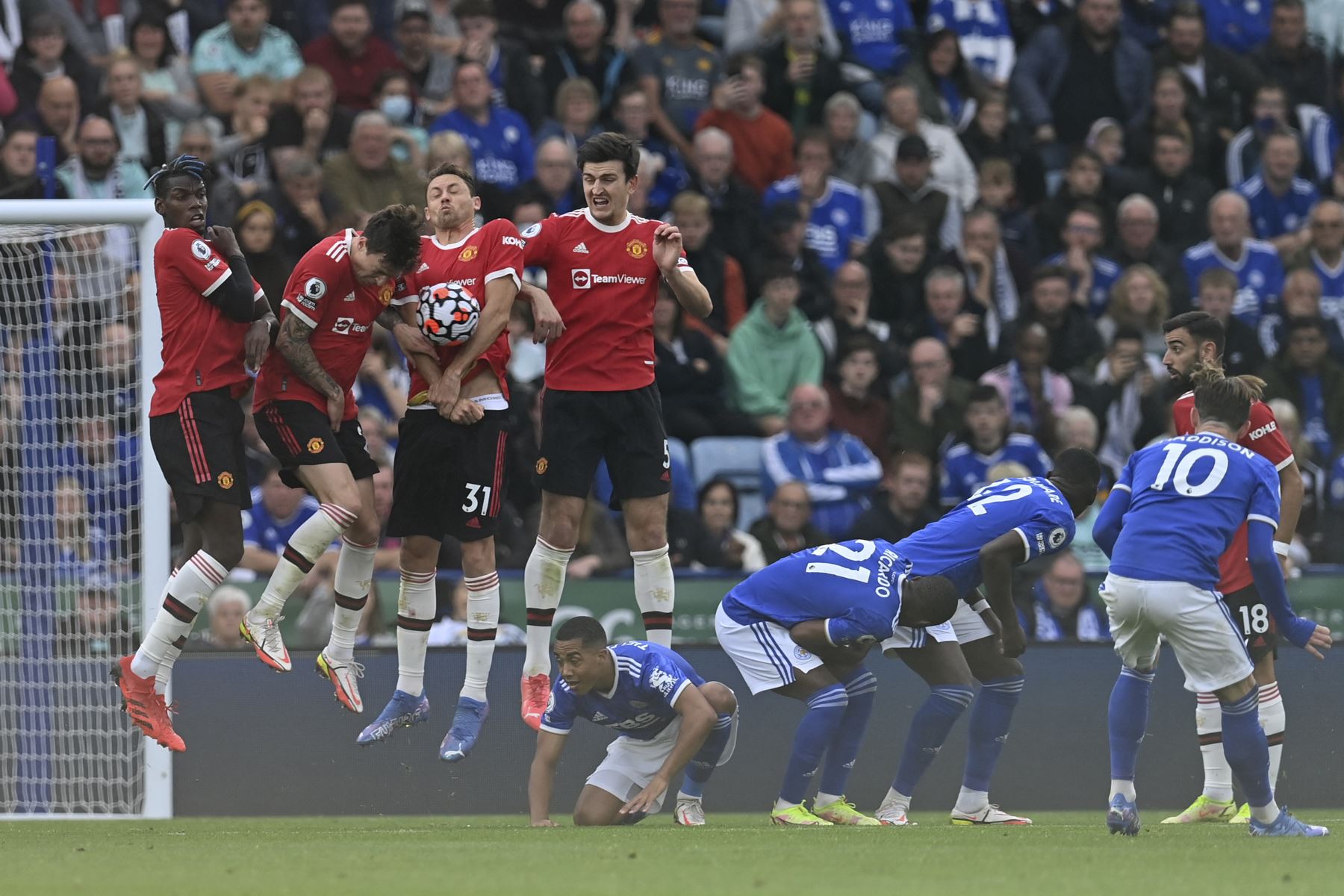 El centrocampista inglés del Leicester City James Maddison dispara un tiro libre durante el partido de la Premier League. Foto: AFP