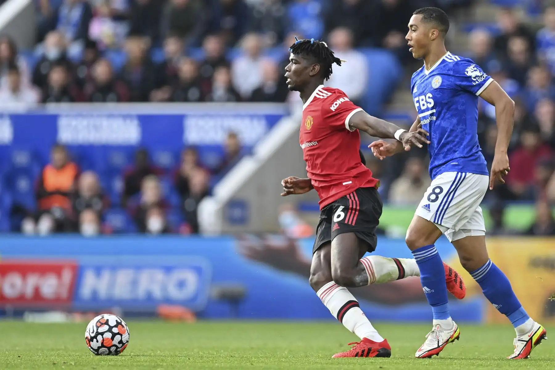 El centrocampista francés del Manchester United Paul Pogba detiene al mediocampista belga del Leicester City Youri Tielemans durante el partido de la Premier League. Foto: AFP