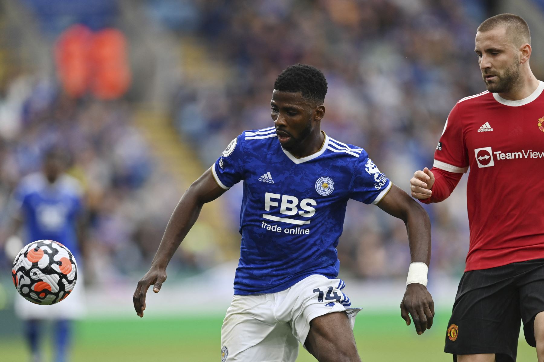 El delantero nigeriano del Leicester City Kelechi Iheanacho es desafiado por el defensor inglés del Manchester United Luke Shaw durante el partido de la Premier League. Foto: AFP