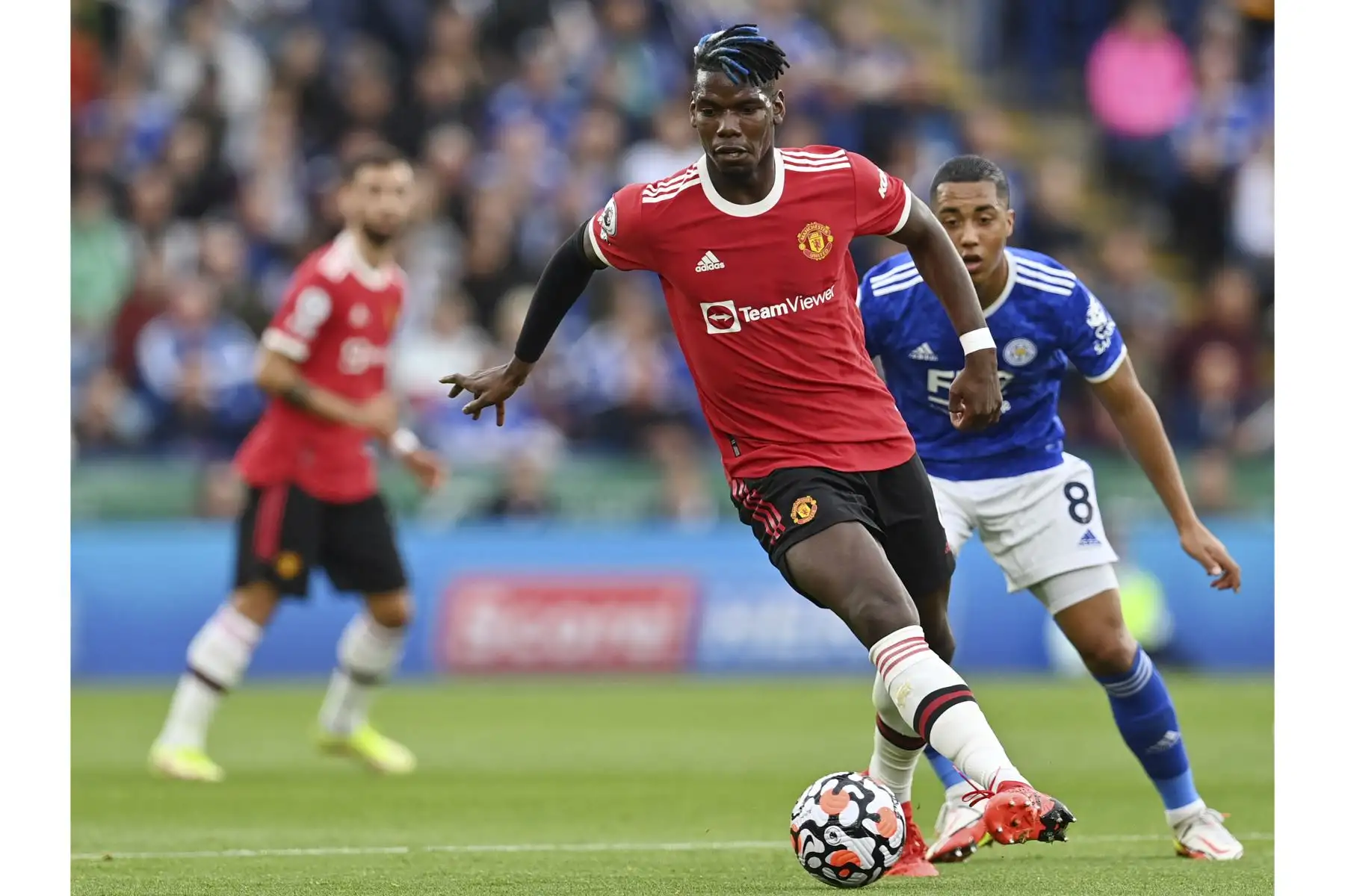 El centrocampista francés del Manchester United Paul Pogba controla el balón durante el partido de la Premier League. Foto: AFP