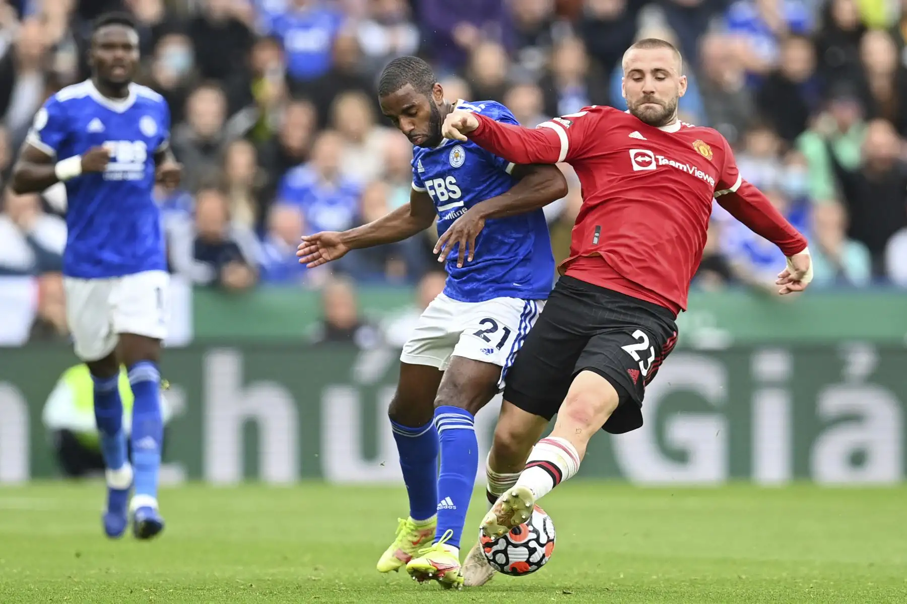 El defensor inglés del Manchester United Luke Shaw desafía al defensor portugués del Leicester City Ricardo Pereira durante el partido de la Premier League. Foto: AFP