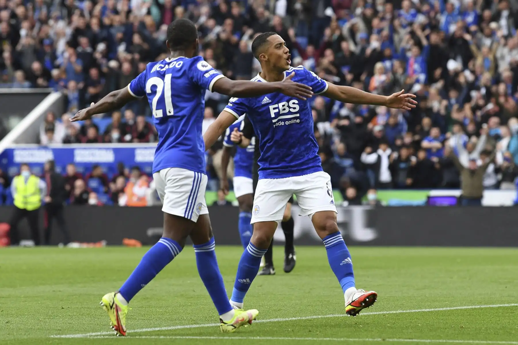 El centrocampista belga del Leicester City Youri Tielemans celebra su primer gol con el defensor portugués del Leicester City Ricardo Pereira durante el partido de la Premier League. Foto: AFP