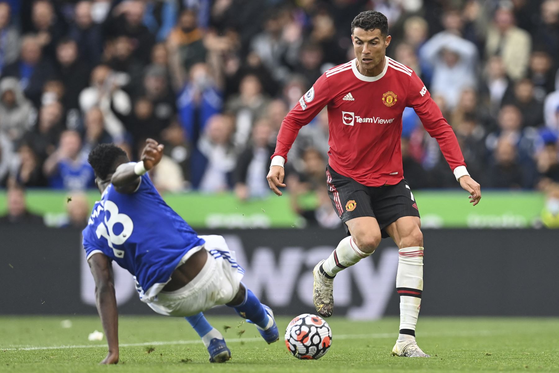 El delantero portugués del Manchester United Cristiano Ronaldo se enfrenta al mediocampista ghanés del Leicester City Daniel Amartey durante el partido de la Premier League. Foto: AFP