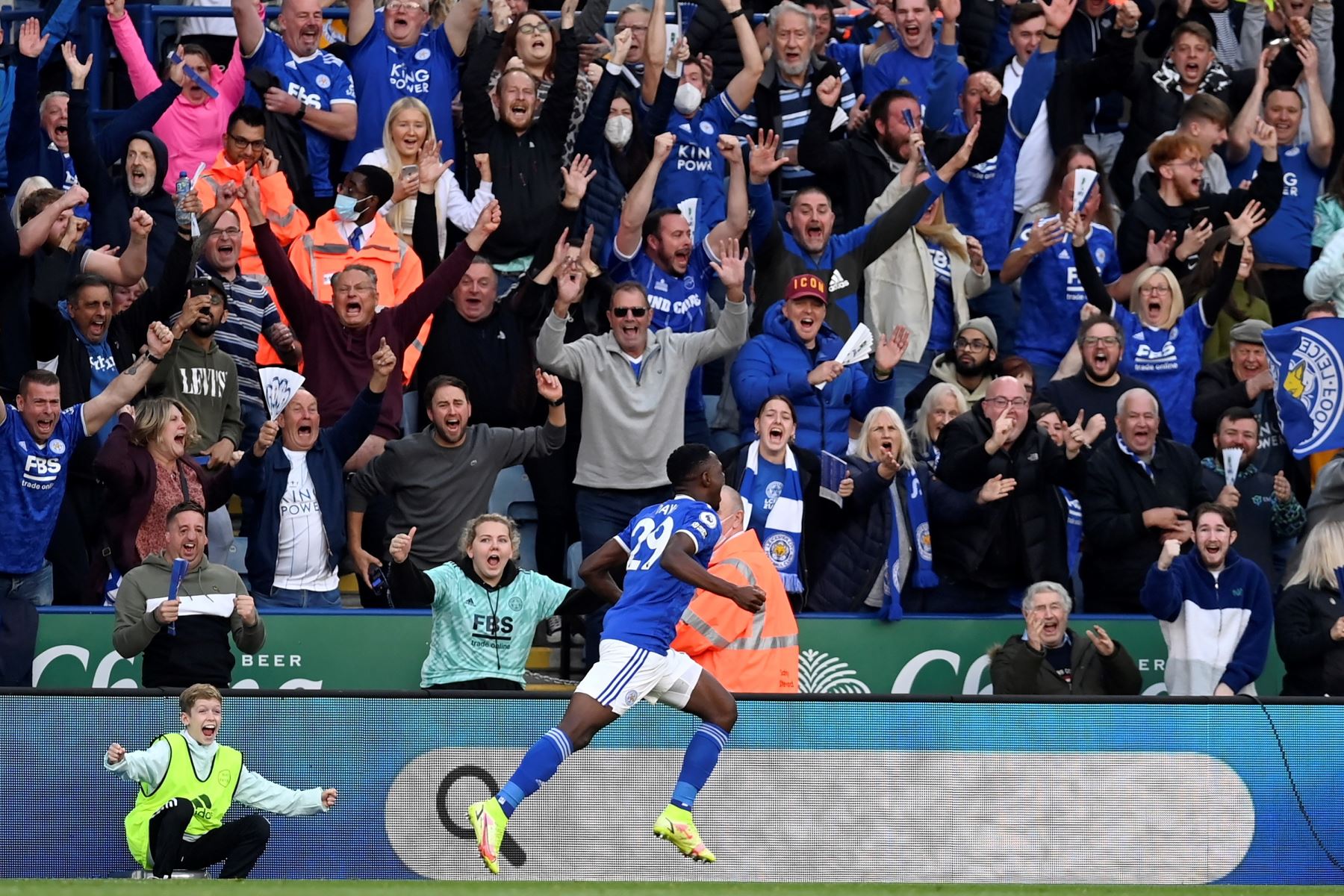 Patson Daka de Leicester celebra tras anotar la ventaja de 4-2 durante el partido de la Premier League. Foto: EFE