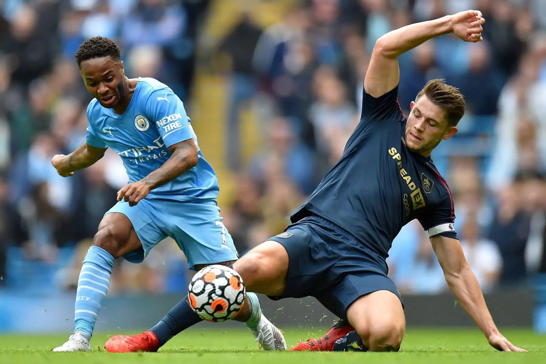 Raheem Sterling del Manchester City En acción con James Tarkowski de Burnley durante el partido de la Premier League. Foto: AFP