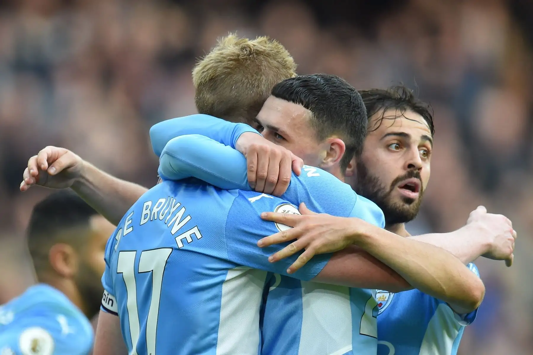 Kevin De Bruyne del Manchester City celebra con sus compañeros Phil Foden y Bernardo Silva tras marcar el 2-0 durante el partido ante el Burnley por la Premier League. Foto: EFE