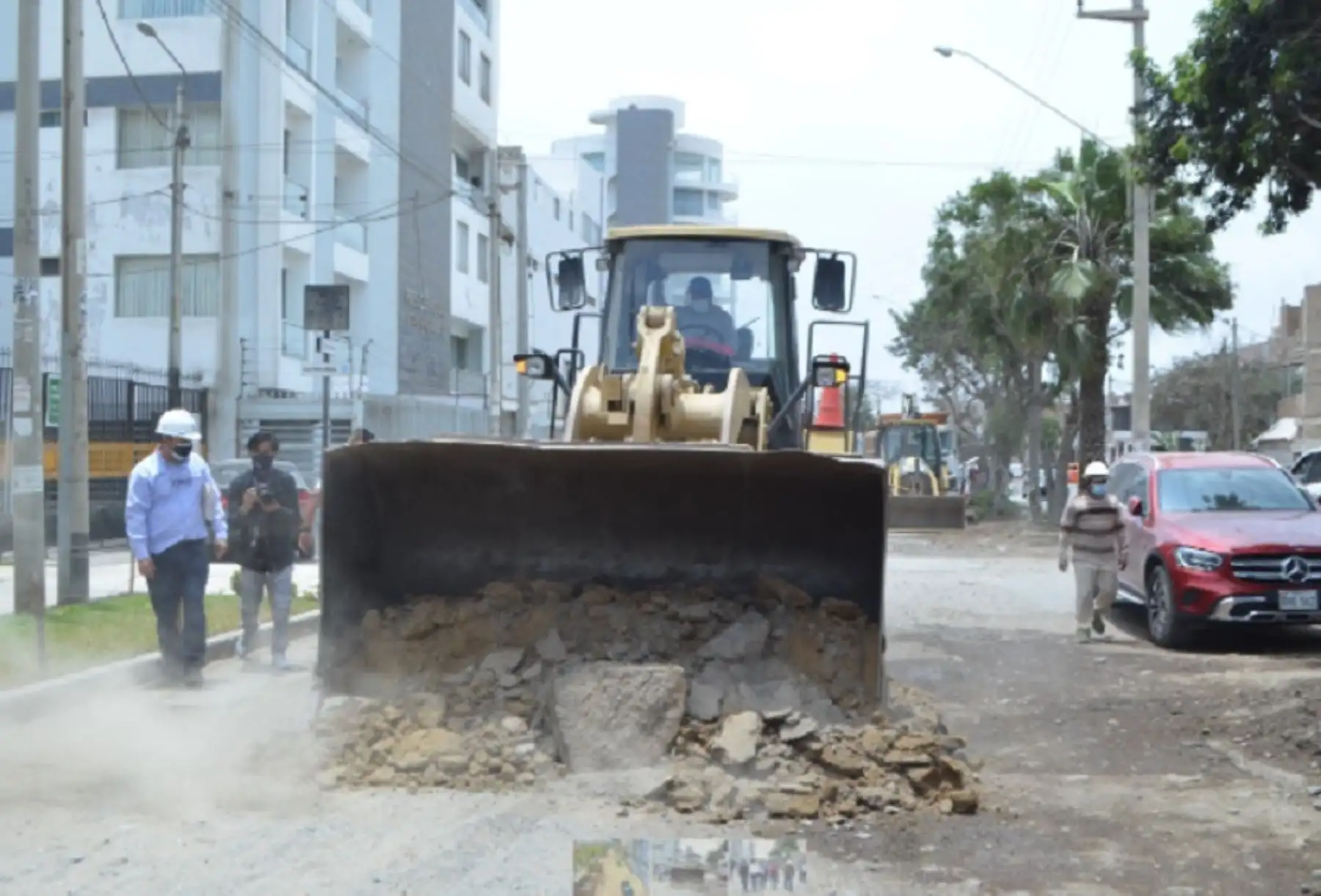 La avenida Los Paujiles, en el distrito de Víctor Larco, de la provincia de Trujillo, que fue inundada y destruida casi por completo debido a los huaicos que generaron las intensas lluvias provocadas por el fenómeno de El Niño costero ocurrido en marzo del 2017, empezó a ser reconstruida por el Gobierno Regional de La Libertad.