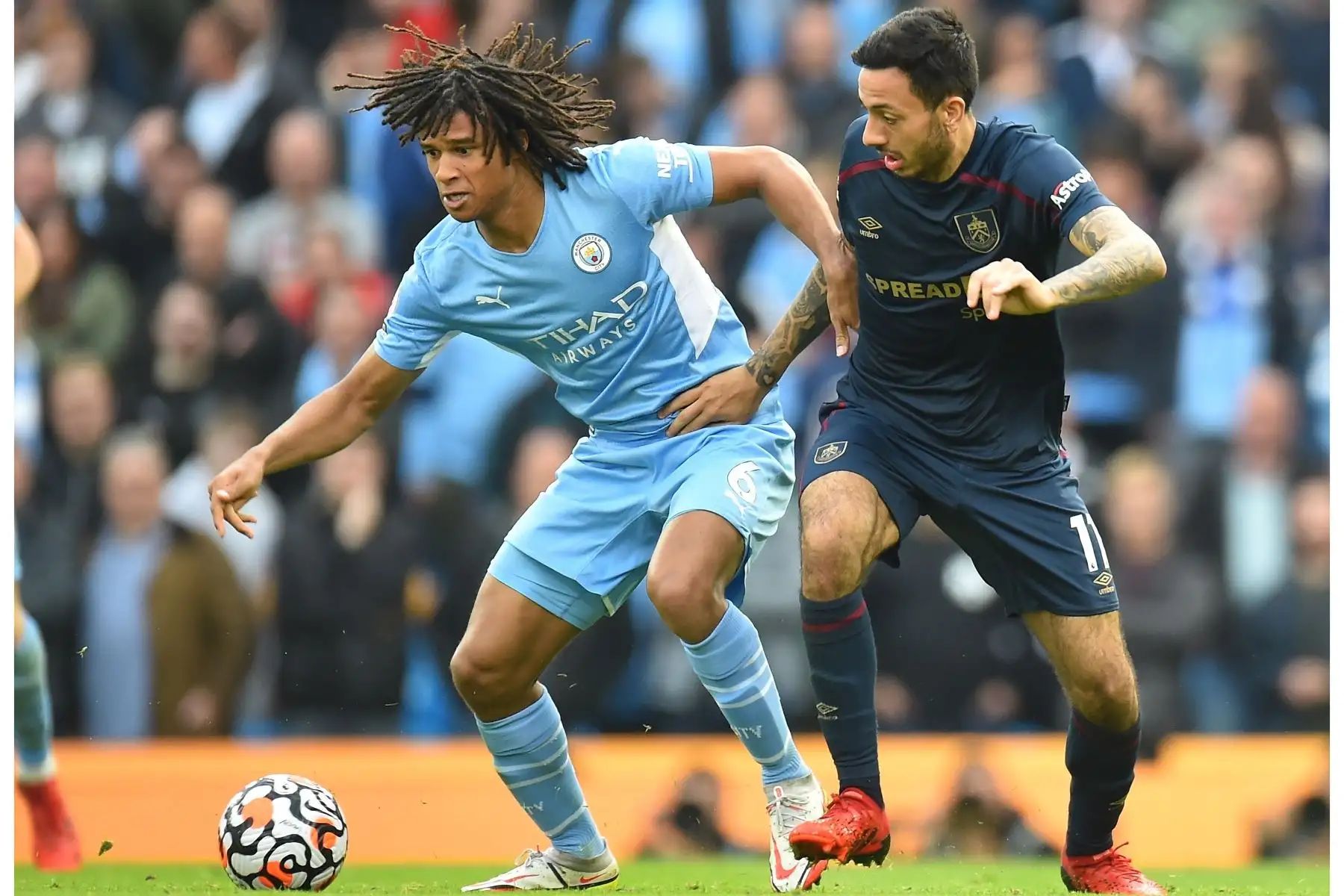 Nathan Ake de Manchester City y Dwight McNeil de Burnley en acción durante el partido de la Premier League. Foto: EFE
