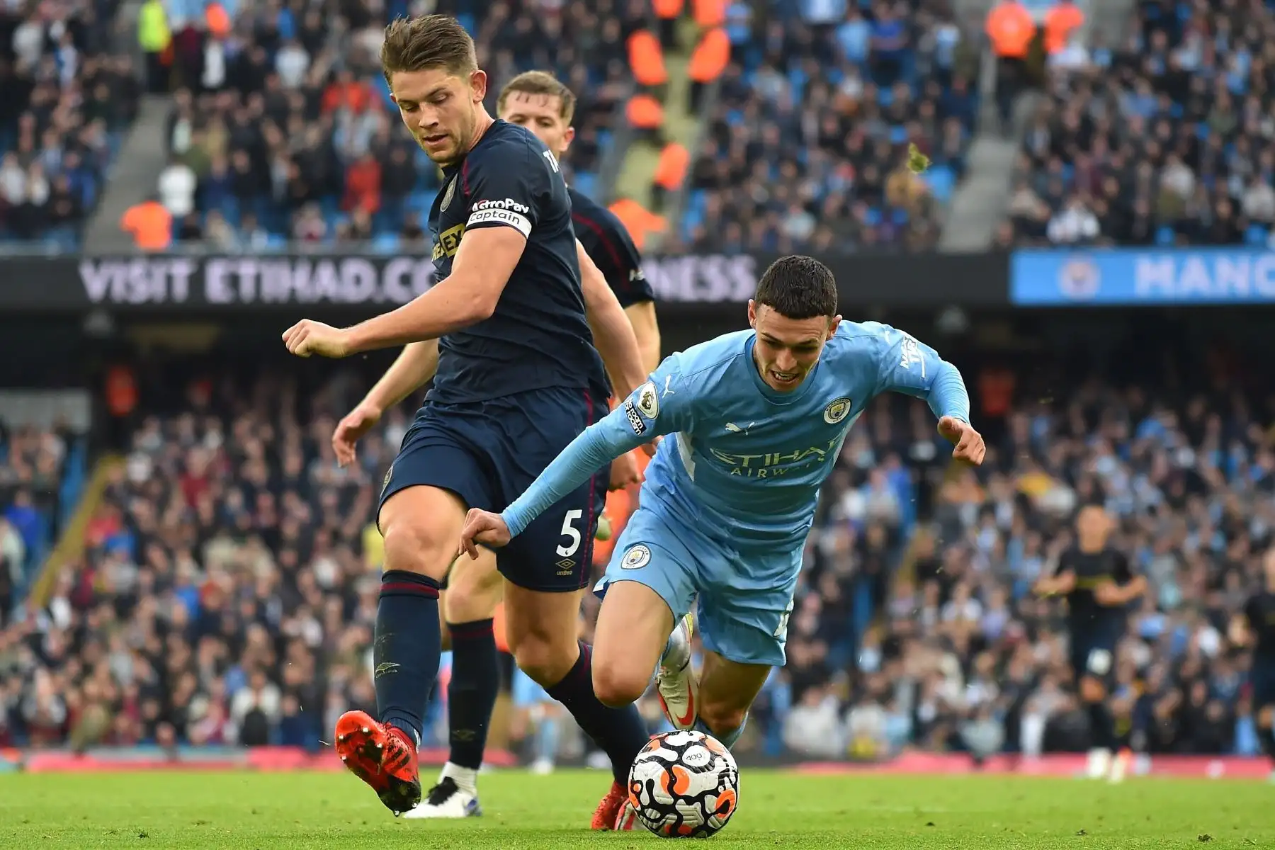 Phil Foden del Manchester City es abordado por James Tarkowski de Burnley durante el partido de la Premier League. Foto: EFE
