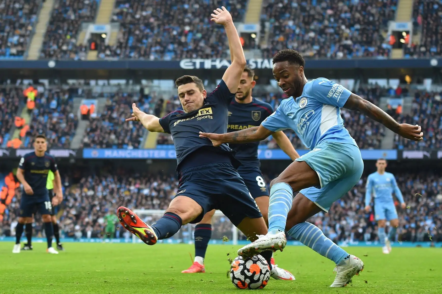 Matthew Lowton de Brunely en acción con Raheem Sterling del Manchester City durante el partido de la Premier League. Foto: EFE
