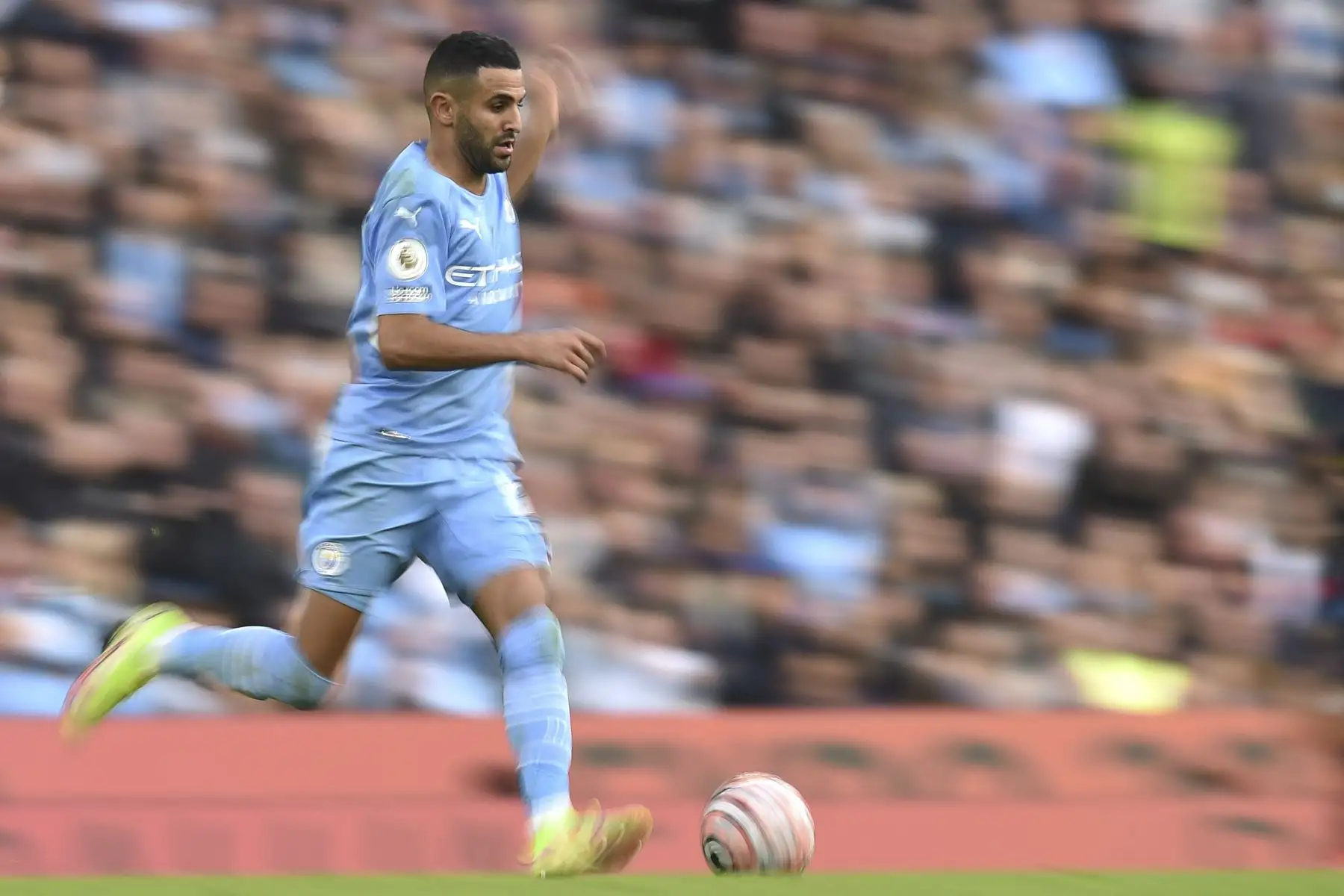El centrocampista argelino del Manchester City, Riyad Mahrez, corre con el balón durante el partido de la Premier League. Foto: AFP