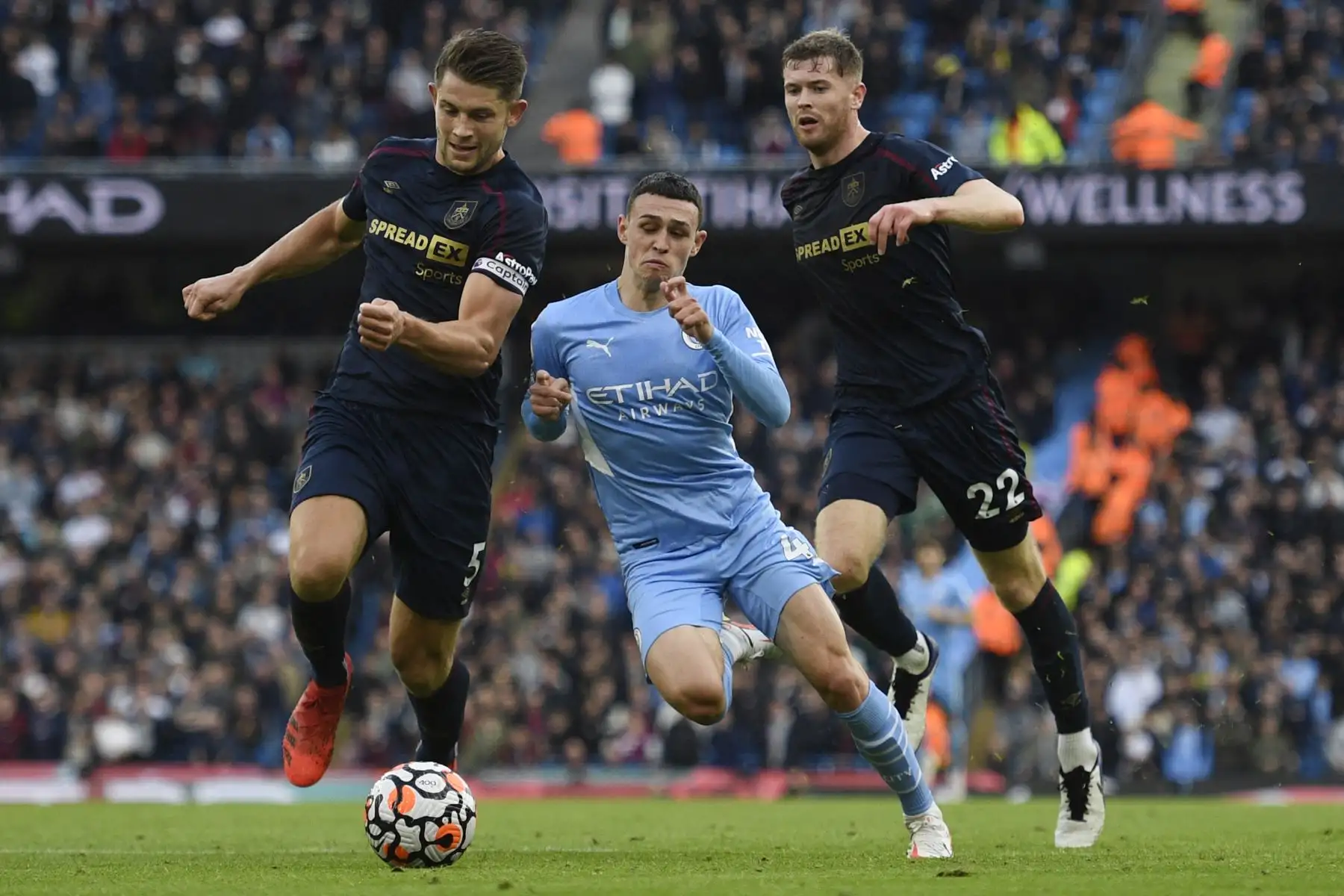 El mediocampista inglés del Manchester City Phil Foden es desafiado por el defensor inglés de Burnley James Tarkowski durante el partido de la Premier League. Foto: AFP