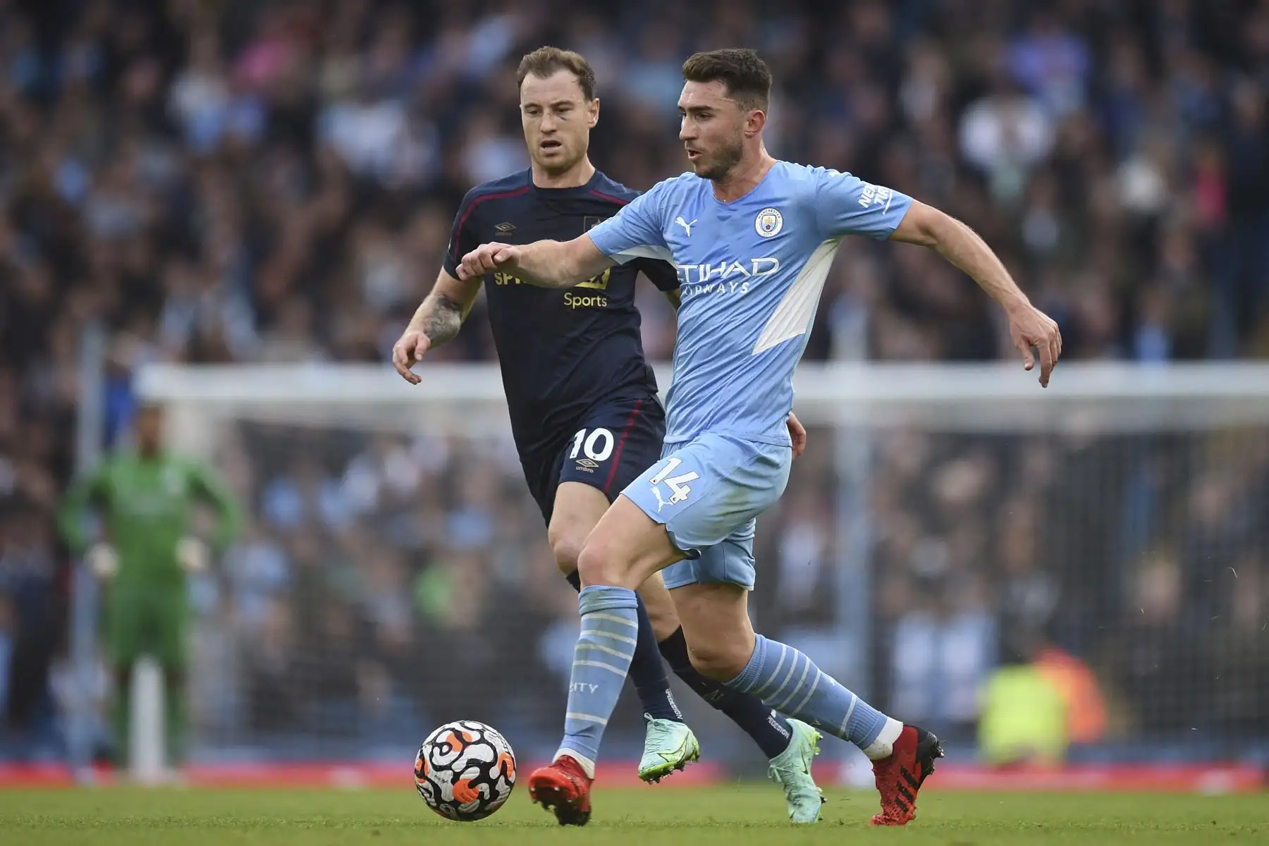 El defensor francés del Manchester City Aymeric Laporte se enfrenta al delantero inglés del Burnley Ashley Barnes durante el partido de la Premier League. Foto: AFP