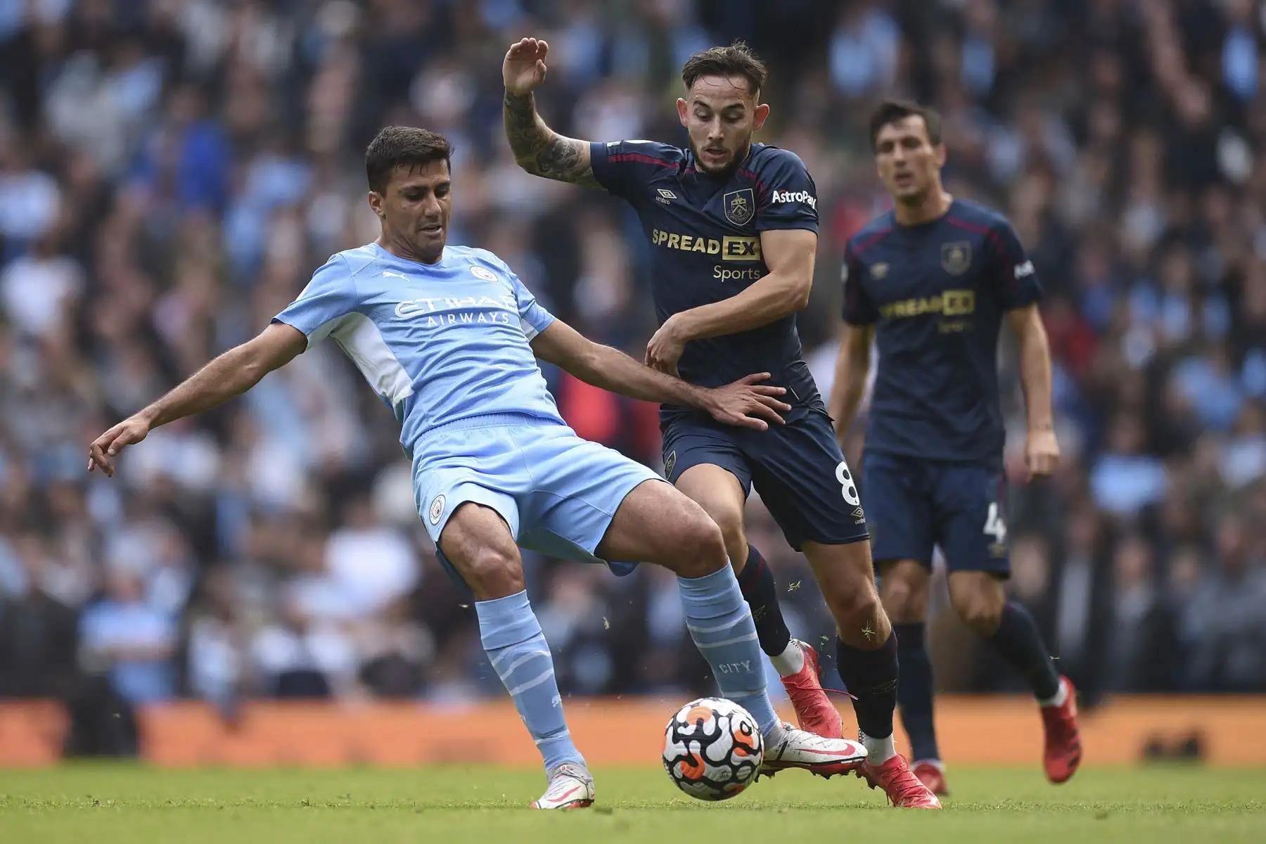 El mediocampista español del Manchester City Rodrigo detiene al mediocampista inglés de Burnley Josh Brownhill durante el partido de la Premier League. Foto: AFP