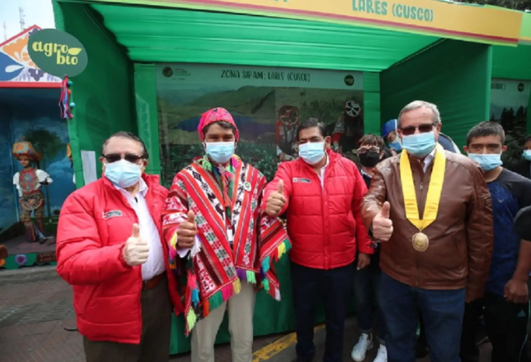 El ministro del Ambiente, Rubén Ramírez, inaugura feria "Kusikuy" donde reconoció y agradeció la labor de “los hermanos del campo” por su compromiso con el planeta y su lucha contra el cambio climático, así como por su contribución a la seguridad alimentaria en Perú. 
Foto: Ministerio del Ambiente.