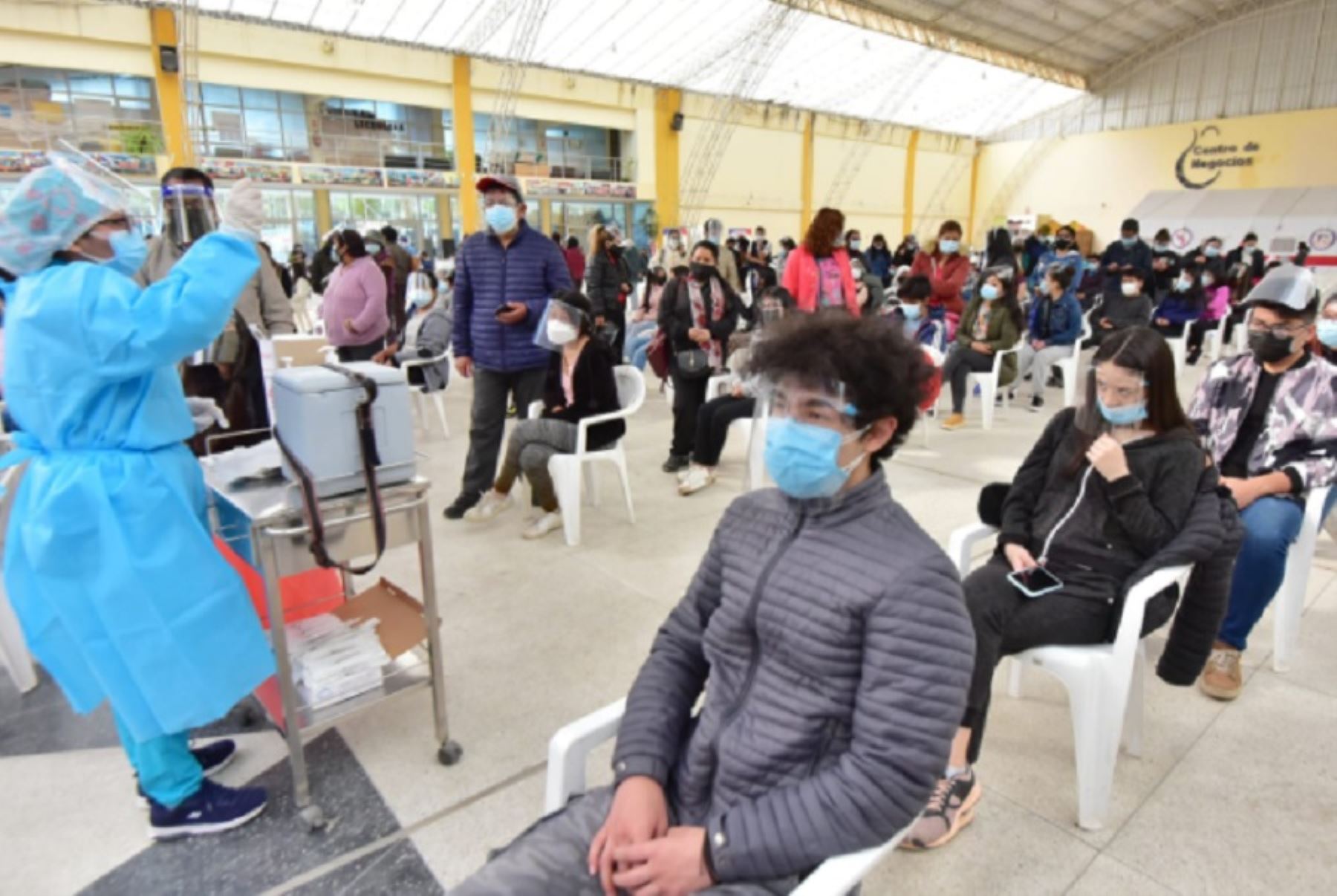 Miles de adolescentes de 15 años a más, acompañados por sus padres, acudieron masivamente a los más de 60 vacunatorios de la región Junín, en el inicio de la vacunación al mencionado grupo etario y que es impulsada por el Gobierno Regional de Junín.