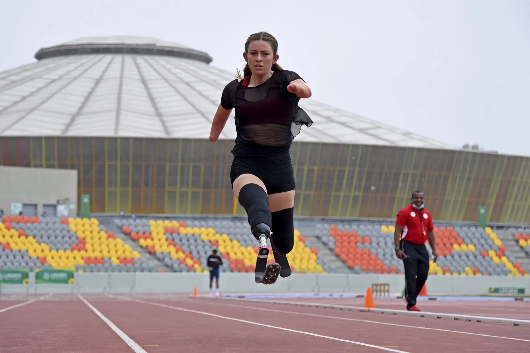 “Yo pertenezco a la categoría T62, en la que compiten solo siete mujeres en el mundo. En mi caso, llegué al Atletismo, inspirada por Carlos Felipa. No hay que rendirnos nunca. Pueden encontrar un refugio en el deporte (…) Me di cuenta que podía volver a correr, a pesar de no tener piernas”, comenta Shirley Meléndez, Paraatleta quien busca de clasificar a Santiago 2023. Foto: Legado Lima 2019/Germán Falcón