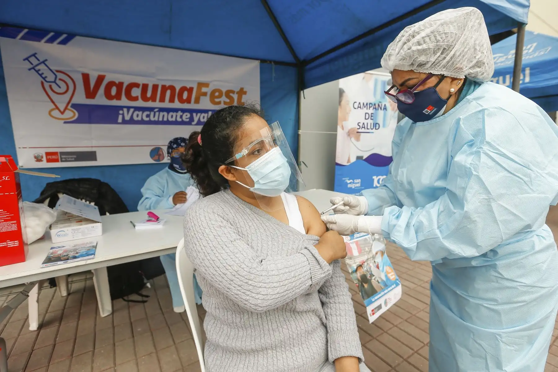 El ministerio de Salud continúa desarrollando la campaña de inmunización contra la covid-19 a través de “Los Juegos del VacunaFest”, en el Centro Comercial Plaza San Miguel. Foto: ANDINA/Minsa
