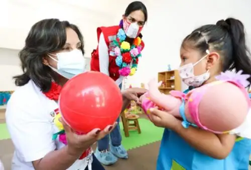 Con la finalidad de beneficiar a niñas y niños menores de 36 meses de edad en condición de pobreza y pobreza extrema, a través del Servicio de Cuidado Diurno de Programa Nacional Cuna Más, la ministra de Desarrollo e Inclusión Social, Dina Boluarte, inauguró en el distrito de Chao, provincia de Virú, el Centro Infantil de Atención Integral Las Poncianas, el más grande construido en el país. Foto: Midis.