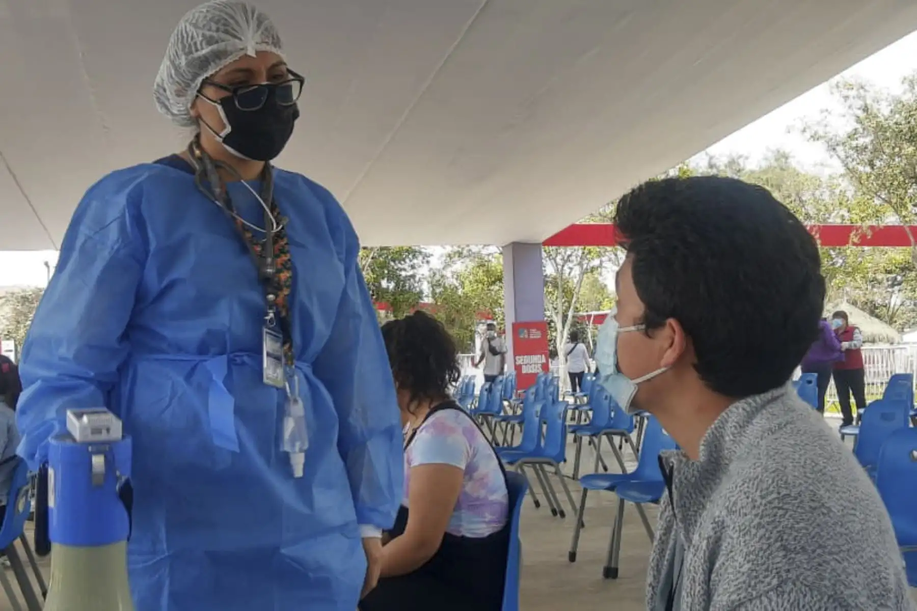¡La vacunación no se detiene! Jóvenes desde los 18 años acuden al parque zonal Parque Mayta Capac para recibir la vacuna contra la covid-19. Foto: Minsa