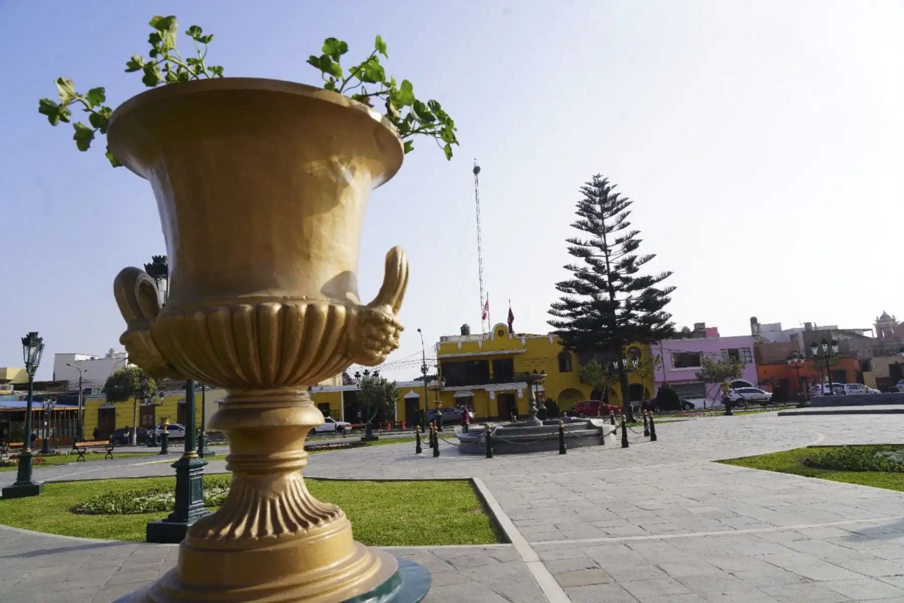 La histórica Plaza Los Libertadores (ex Plaza Bolívar) en Pueblo Libre, considerado el lugar preferido de San Martín y Simón Bolívar, pues establecieron su residencia en la zona, fue restaurada tras más de 50 años en que solo fue parchada por sus múltiples deterioros. Hoy luce totalmente renovada tras un trabajo de meses supervisado por el Ministerio de Cultura, destinado a mantener el diseño original de la plaza, explicó el alcalde del distrito cuna del Bicentenario, Stephen Haas del Carpio. Foto: Municipalidad de Pueblo Libre