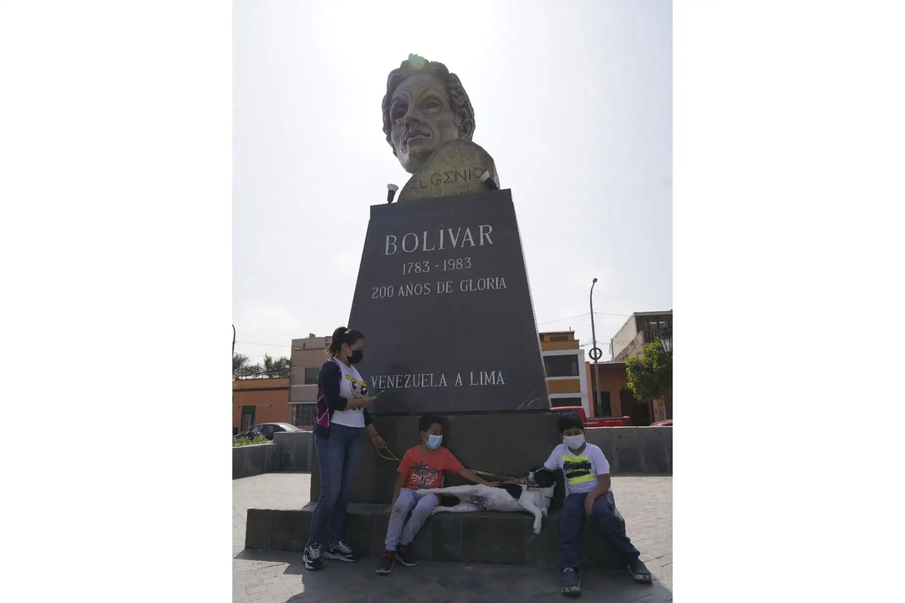 La histórica Plaza Los Libertadores (ex Plaza Bolívar) en Pueblo Libre, considerado el lugar preferido de San Martín y Simón Bolívar, pues establecieron su residencia en la zona, fue restaurada tras más de 50 años en que solo fue parchada por sus múltiples deterioros. Hoy luce totalmente renovada tras un trabajo de meses supervisado por el Ministerio de Cultura, destinado a mantener el diseño original de la plaza, explicó el alcalde del distrito cuna del Bicentenario, Stephen Haas del Carpio. Foto: Municipalidad de Pueblo Libre
